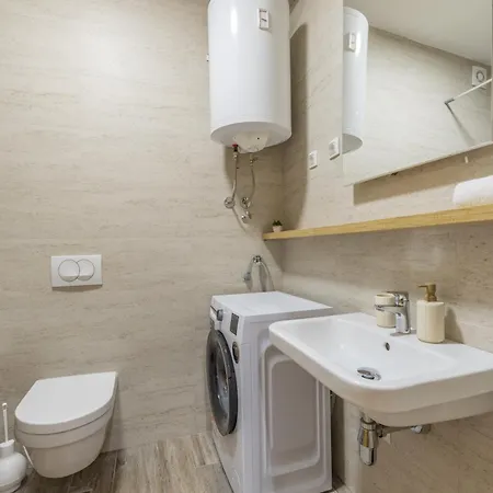 Arena Big Luxury With Free Parking Apartment