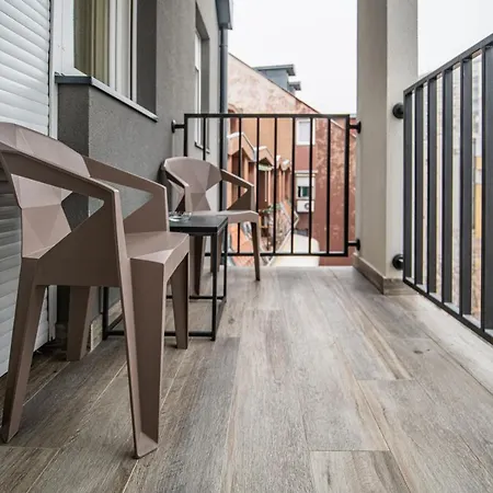 Arena Big Luxury With Free Parking Apartment